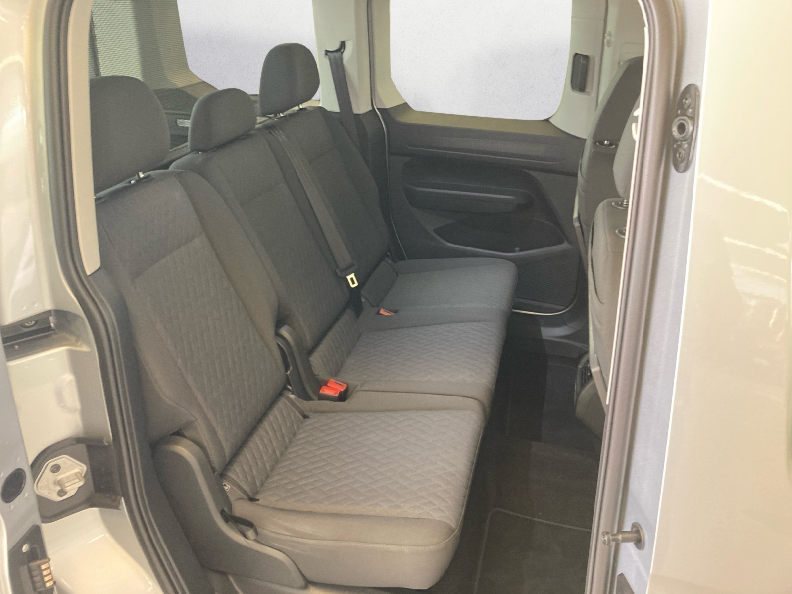 Volkswagen - NFZ Caddy Life 5-Sitzer Motor: 2,0 l TDI EU6 SCR Getriebe: 7-Gang-Doppelkupplungsgetriebe Radstand: 2755 mm ,