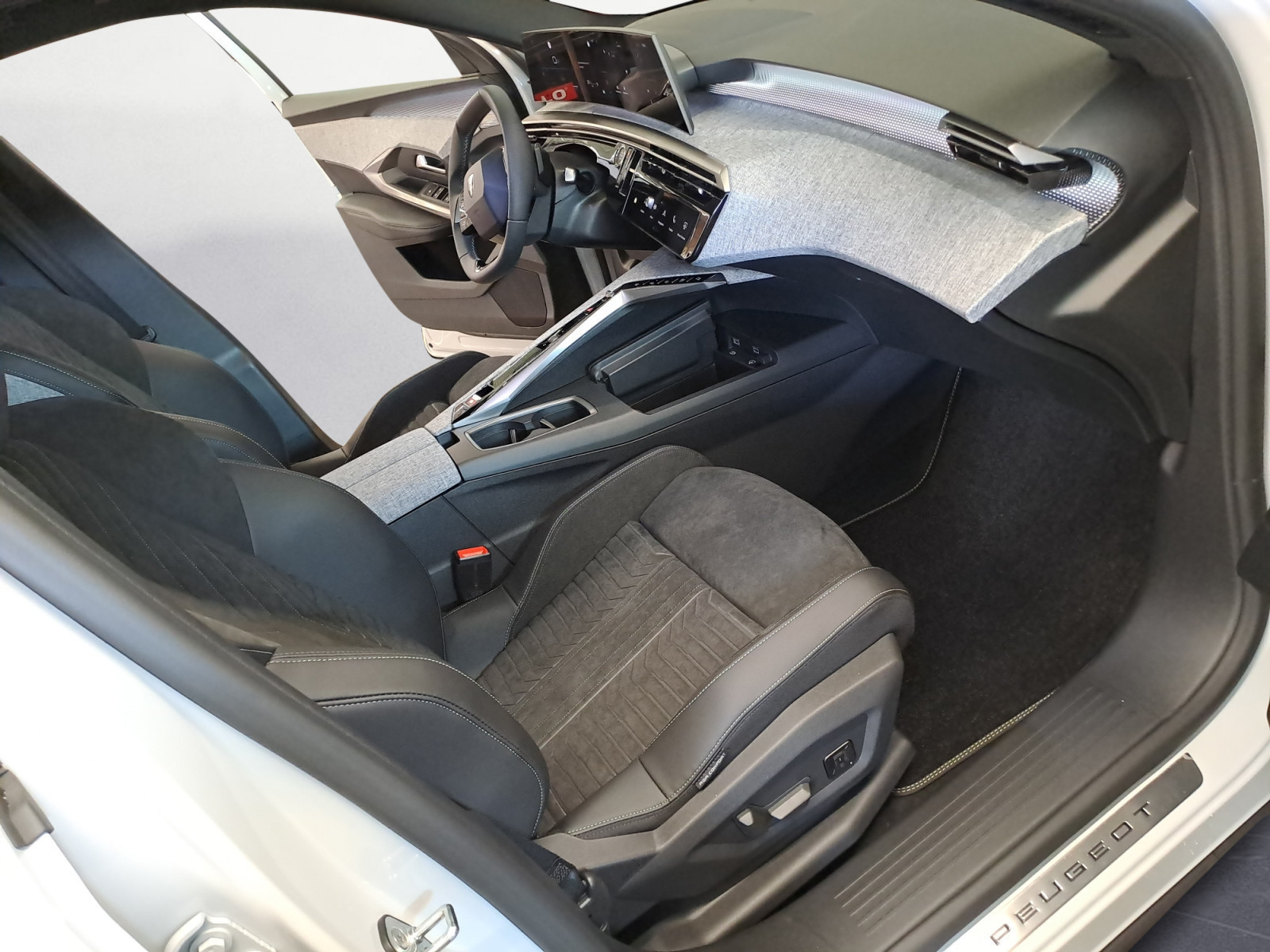 Peugeot - 3008 GT HYBRID 136 e-DSC6