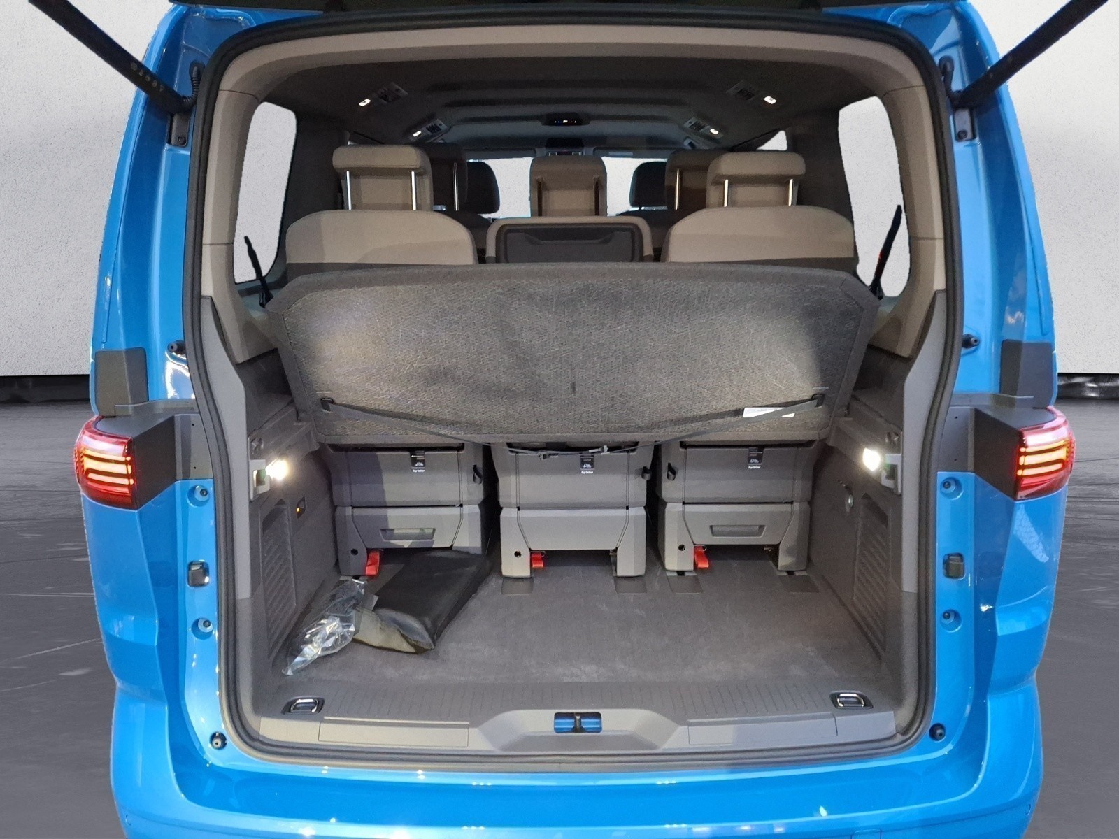 Volkswagen - Multivan Life 2,0 l  TSI OPF Front antrieb 7-Gang-DSG Radst. 3124 mm langer Überhang